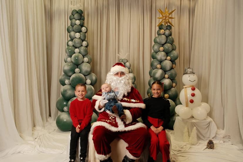 Breakfast with Santa (BWS2024-117) — photograph by Steven Lelham