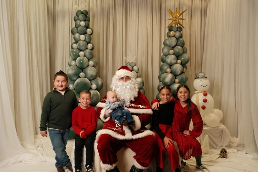 Breakfast with Santa (BWS2024-118) — photograph by Steven Lelham