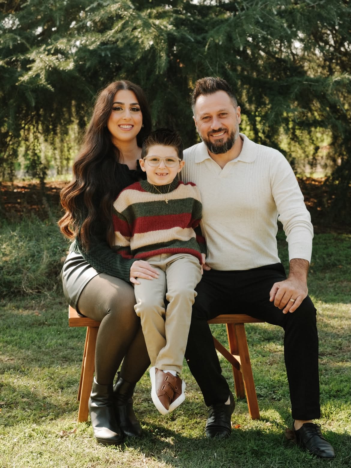 Family portrait on a wooden bench — portrait photography by Steven Lelham in California